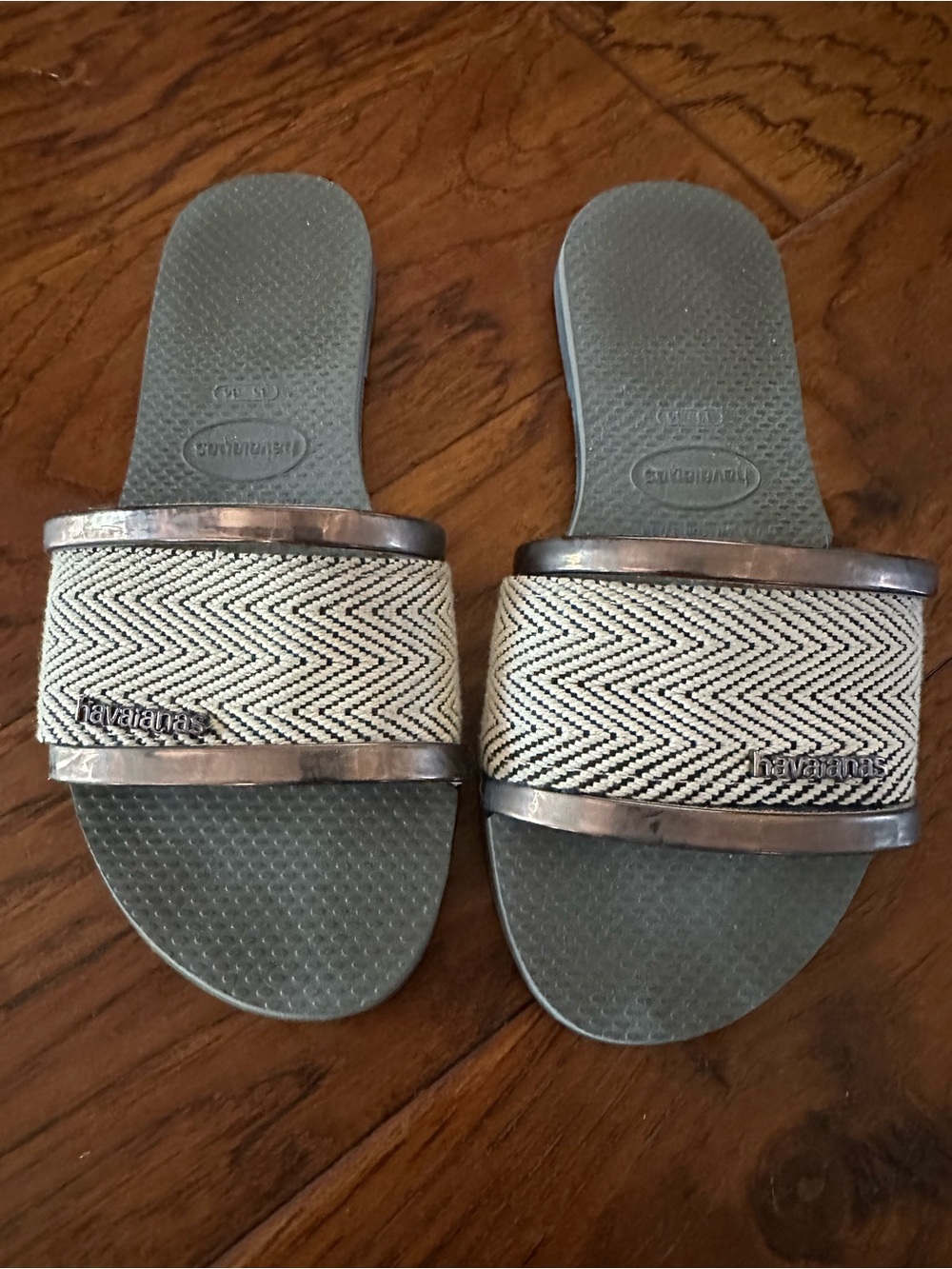 Havaianas Women's Grey Slide Sandals with Chevron Strap
